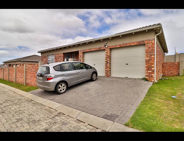 3 BEDROOM TOWNHOUSE RENTED IN LORRAINE